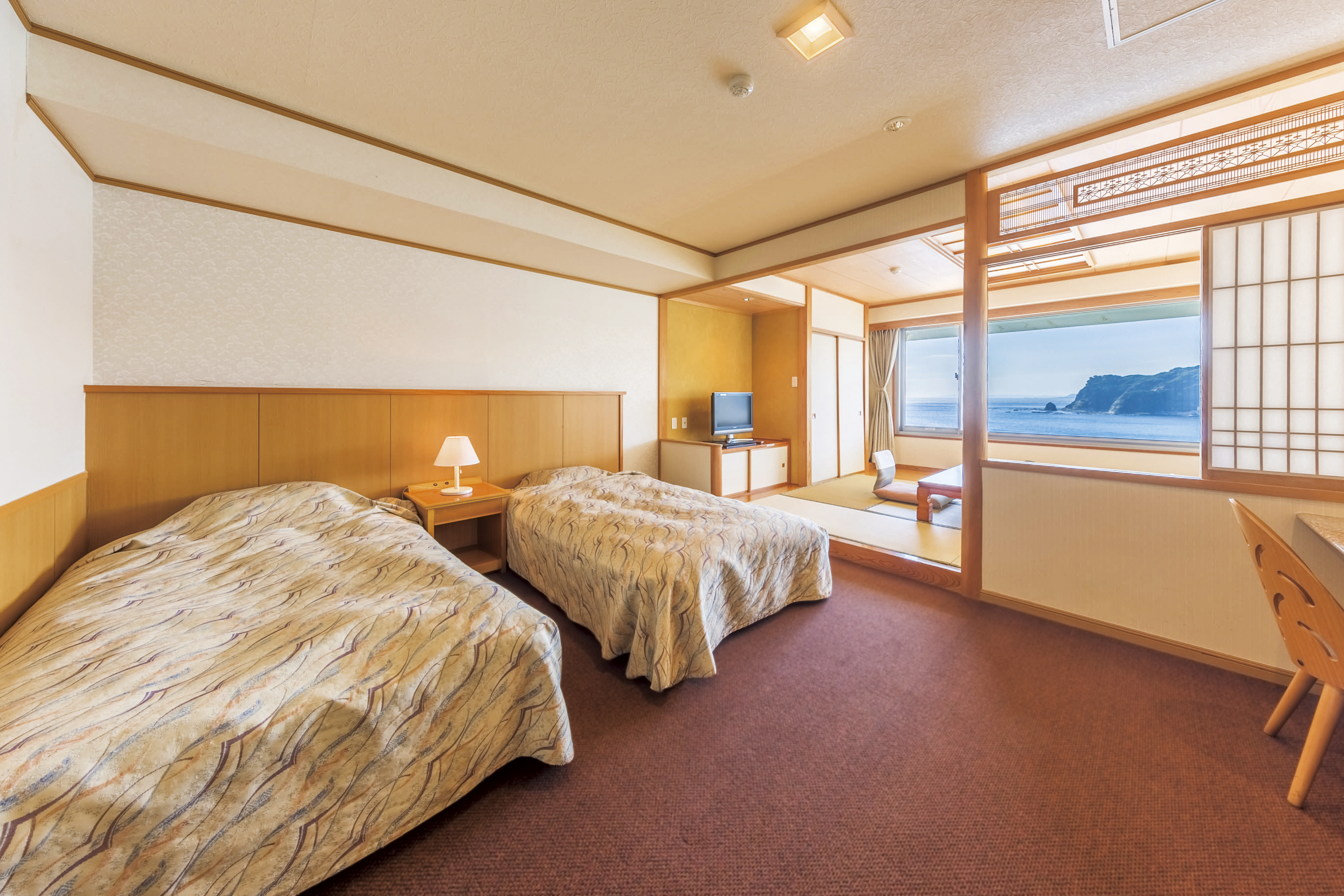 海を見ながらゆったりと寛げる和室とツインベッドが付いた洋室。